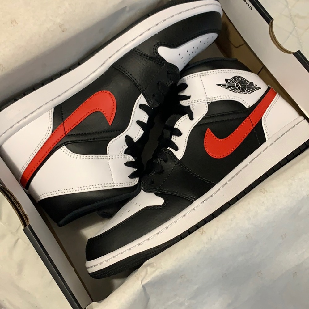 Jordan 1 Mid ❤️❤️❤️❤️ SOLD ❤️❤️❤️❤️